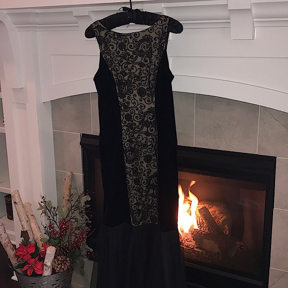 Evening Dress - Picture 1 of 8